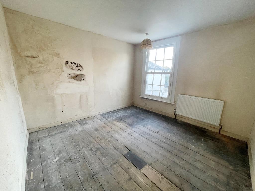 Lot: 66 - THREE-BEDROOM HOUSE FOR REFURBISHMENT/REPAIR - Bedroom